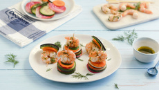 Brochettes de gambas et millefeuilles de crudités
