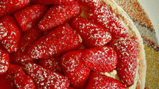 Charlotte aux fraises et biscuits roses maison