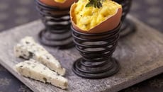 Œufs brouillés au roquefort en coquille