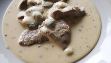 Langue de bœuf fondante à la sauce blanche