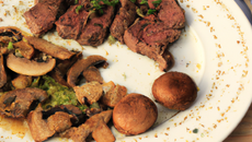 Filet de bœuf et sa salade de cèpes et d'échalotes