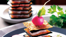 Mille-feuilles de radis noir aux rillettes de saumon
