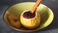 Pomme au four aux épices et chocolat