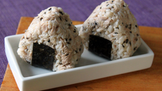 Onigiri au thon et au sésame noir