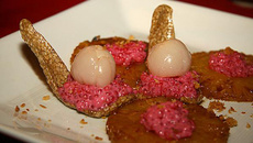 Ananas caramélisé au gingembre et caviar de rose