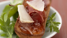 Tartine de fromage Pur Brebis Pyrénées aux copeaux de jambon de Bayonne et confiture au piment d'Espelette