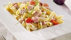 Penne rigate aux dés de rôti de porc braisés et tomates cerises