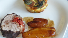 Ballottine de filet mignon enrobée de tapenade et farci au jambon speck et tomates confites