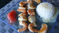 Brochettes de crevettes et saint jacques sauce agrumes