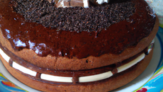 Enorme gâteau au chocolat