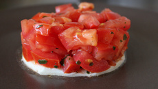 Tartare de tomates/basilic sur lit de mozzarella