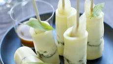 Bonbons de poire et verveine au Morbier, jus d'abricots