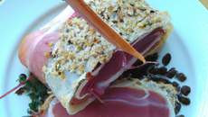 Jambonneau croustillant aux graines et ses feuilletés de boudin blanc à la pomme