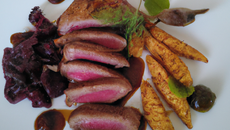 Magret de canard grillé-laqué aux sarments de vigne