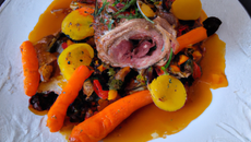 Filet d'agneau en croûte d'agrumes, jus d'agneau et cocotte de légumes