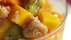 Verrine aux fruits exotiques mascarpone au safran et au crumble