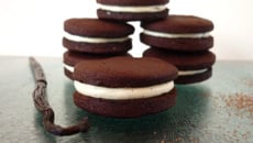 Biscuits au cacao fourrés à la vanille