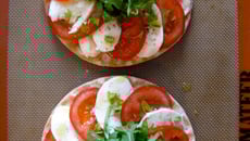 Pizza Tomates Mozza sur Pain Nordique