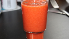 Jus de fruit pomme, orange et fraise