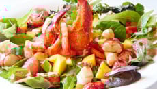 Salade de homard et crevettes à la vinaigrette de framboise et fraise