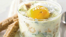 œufs cocottes au Comté, crevettes grises et pain au levain, persil plat