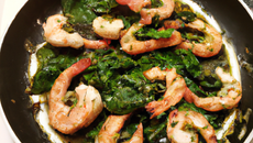 Gambas sautées, sauce épinard, ail et menthe
