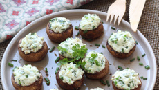 Champignons farcis à la brousse, cerfeuil et ciboulette