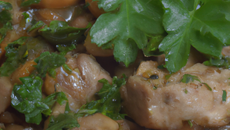 Sauté de veau aux fèves et aux herbes