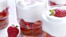 Verrines de fraises et chantilly au chocolat blanc