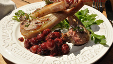 Côtes d'agneau grillées au thym, condiment de cerises