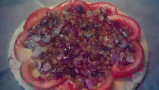 Tarte sablée aux oignons rouges et tomates