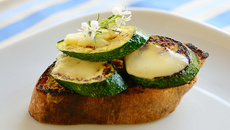 Tartine moutardée à la plancha, courgettes grillées et ossau iraty