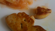 Escalopes de foie-gras mi-cuites, purée de pomme, pêche et mandarine