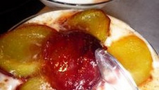 Yaourt de brebis aux prunes fondantes