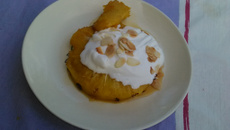 Tranches d'ananas caramélisées et chantilly à la vanille