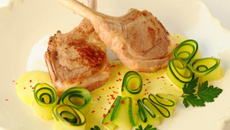 Côtes d'agneau aux tagliatelles de courgettes, sauce curry