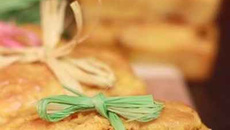 Petits cakes tahinés aux tomates séchéeset aux abricots secs, tourbillon de pesto rossoet grosses miettes de féta fondante