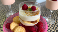 Verrine litchi, framboise et biscuits roses de Reims