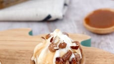 Tartelette au caramel et crème glacée Carte d'Or® façon glacier vanille et noix de pécan