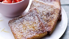 Le pain perdu et sa salade de fraises de France