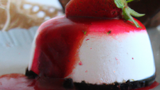 Entremet coco et son coulis de fraises