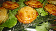 Feuilletés aux épinards, saucisson et fromage