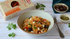 Fusilli de lentilles corail au thon, olives de Kalamata, feta et aux tomates fraîches