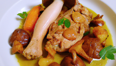 Chapon poché farci aux marrons, girolles et pleurotes