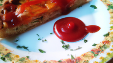 Tourte aux légumes et ketchup