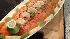 Grawlax de saumon à l'huile d'agrumes, reduction balsamic et caviar de hareng