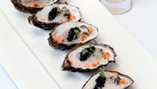 Huîtres pochées dans un bouillon de mogette, légumes croquants et caviar de hareng