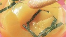 Soupe de pêches, infusion de verveine et langues de chat