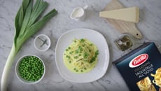 Tagliatelle aux poireaux, petits pois et crème de parmesan.