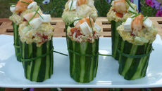 Concombre farci de gambas et de couscous